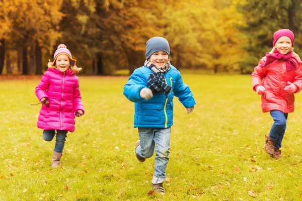 Grupo de niños pequeños y felices corriendo al aire libre —  Fotos de Stock