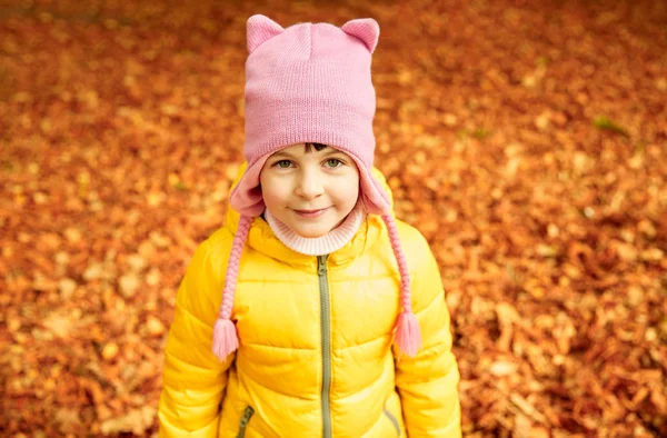 Niña feliz en el parque de otoño — Foto de Stock