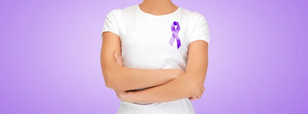 Close up of woman with purple awareness ribbon — Stockfoto