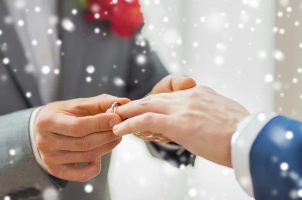 Close up de masculino gay casal mãos e anel de casamento — Fotografia de Stock