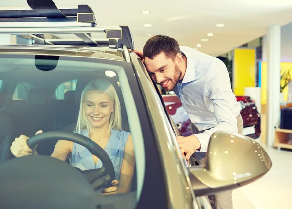 Casal feliz comprar carro em auto show ou salão — Fotografia de Stock