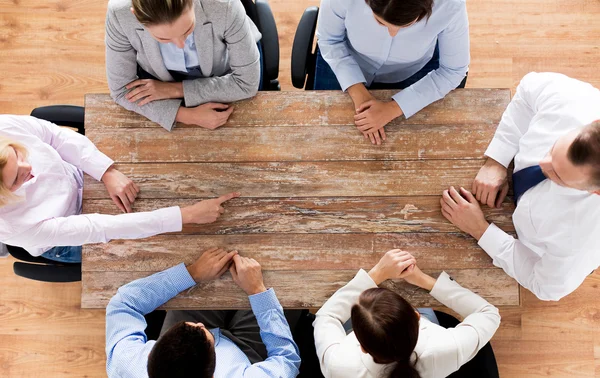 Närbild på business team sitter vid bord — Stockfoto