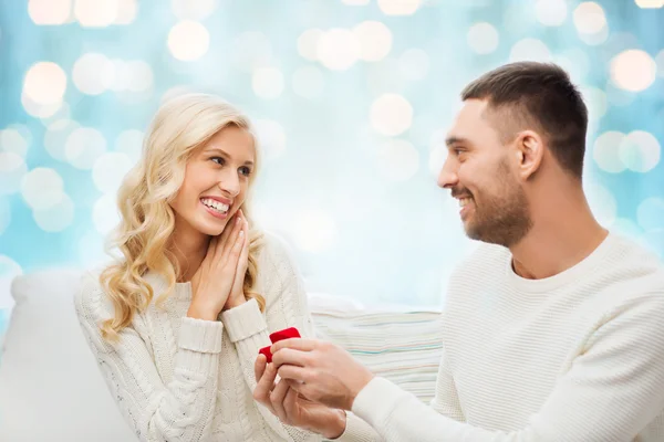 Hombre feliz dando anillo de compromiso a la mujer — Foto de Stock
