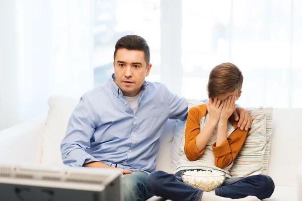 Far och son titta på skräckfilm på tv hemma — Stockfoto