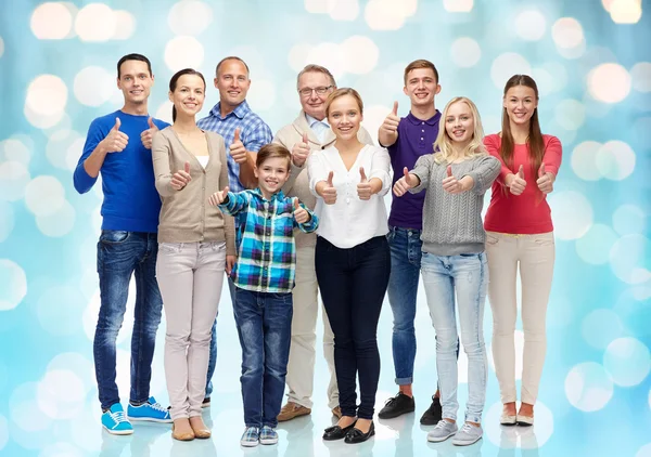 Gruppo di persone sorridenti mostrando pollici in su — Foto Stock