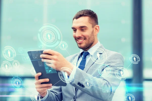 Lächelnder Geschäftsmann mit Tablet-PC im Freien — Stockfoto