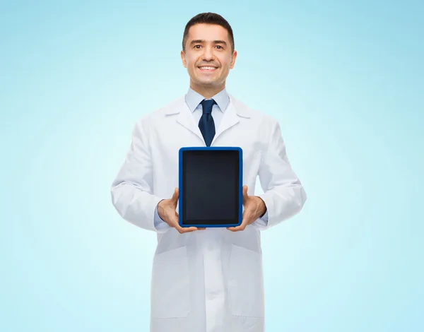 Sonriente médico masculino con tableta pc — Foto de Stock