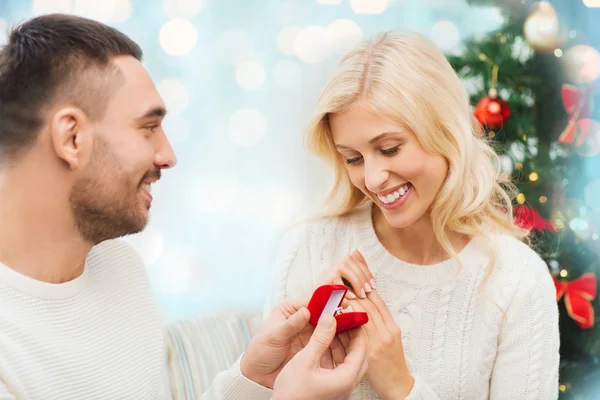 Uomo donando anello di fidanzamento donna per Natale — Foto Stock