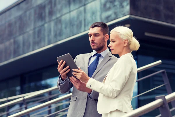 Empresarios con tableta pc al aire libre — Foto de Stock