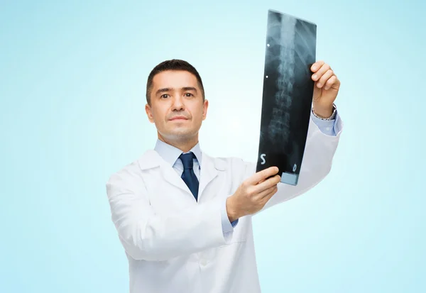 Male doctor in white coat holding x-ray — 图库照片