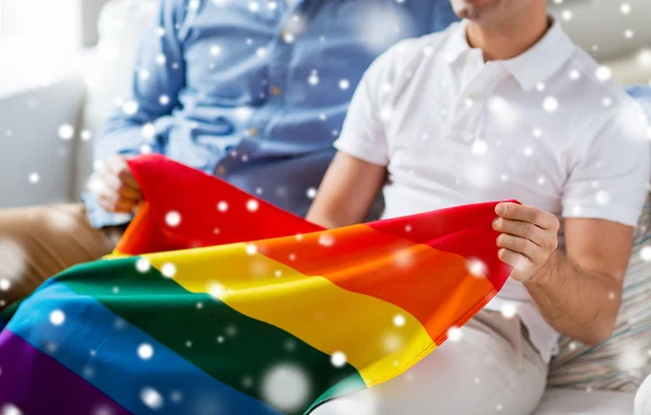 Närbild av manliga homosexuella par som håller regnbåge flagga — Stockfoto