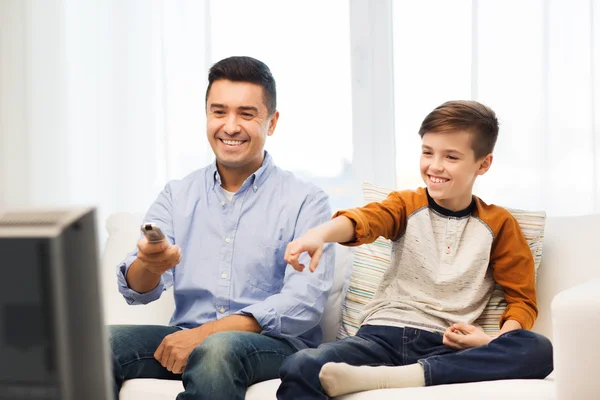 Sonriente padre e hijo viendo la televisión en casa — Foto de Stock