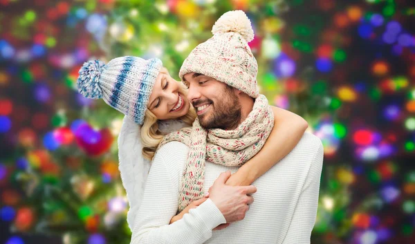 Coppia sorridente in abiti invernali abbracciare — Foto Stock