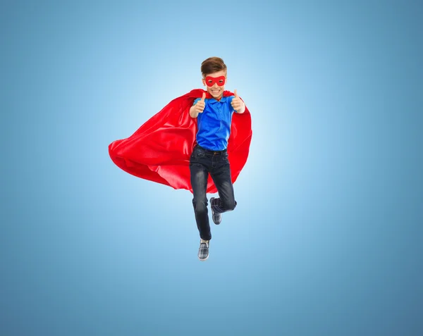Jongen in super held cape en masker duimen opdagen — Stockfoto