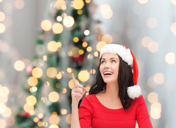 Mujer sonriente en sombrero de ayudante de santa — Foto de Stock