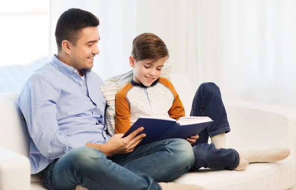 Glücklicher Vater und Sohn lesen Buch zu Hause — Stockfoto