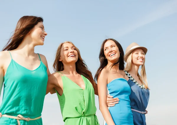 Filles souriantes marchant sur la plage — Photo