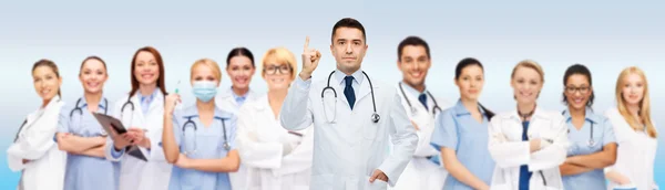 Grupo de médicos y enfermeras con portapapeles — Foto de Stock