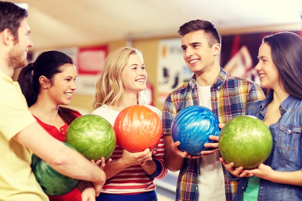 Amigos felizes no clube de bowling — Fotografia de Stock
