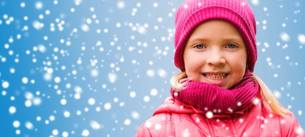 Alegre pequena menina retrato sobre neve fundo — Fotografia de Stock