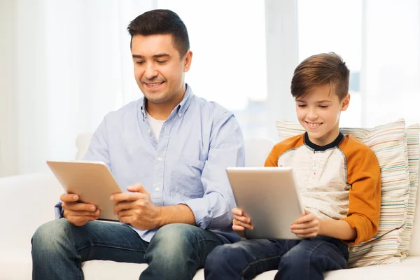 Glücklicher Vater und Sohn mit Tablet-PC zu Hause — Stockfoto