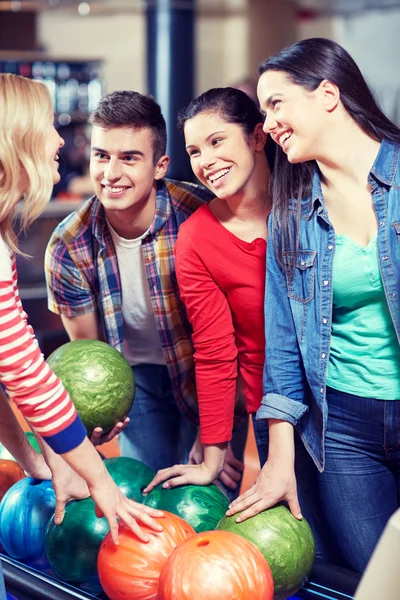 Glada vänner i bowling club — Stockfoto