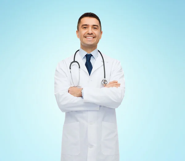 Medico maschio sorridente in cappotto bianco — Foto Stock