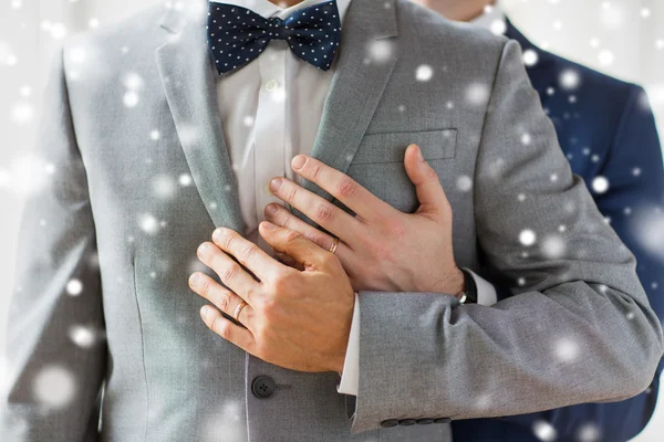 Close up de masculino gay casal com casamento anéis no — Fotografia de Stock