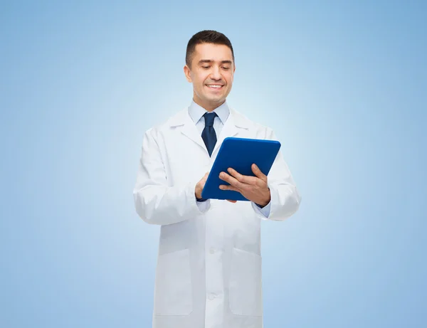 Médico varón sonriente de capa blanca con tableta pc — Foto de Stock