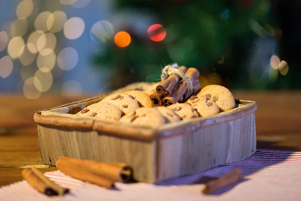 Gros plan de biscuits d'avoine de Noël sur table en bois — Photo