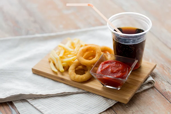 Nahaufnahme von Fast Food Snacks und Getränken auf dem Tisch — Stockfoto