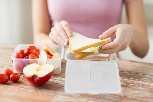 Zamknij się z kobieta z jedzeniem w plastikowym pojemniku — Zdjęcie stockowe