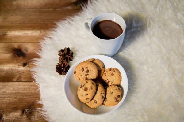Filiżanki gorącej czekolady z plików cookie na dywan z futra — Zdjęcie stockowe
