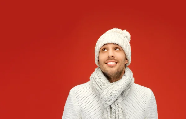 Bello uomo in caldo maglione, cappello e sciarpa — Foto Stock