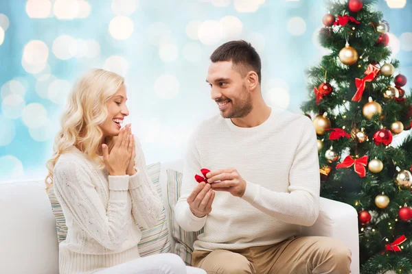 Man die vrouw verlovingsring geeft voor Kerstmis — Stockfoto