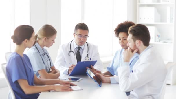 Groupe de médecins réunis au bureau de l'hôpital — Video