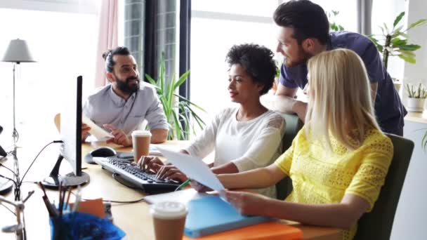 Gelukkig creatieve team met computers in office — Stockvideo