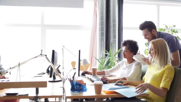 Équipe créative heureuse avec des ordinateurs au bureau — Video