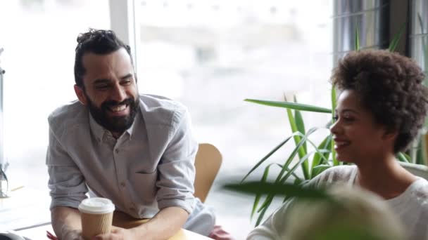 Equipo creativo feliz con café hablando en la oficina — Vídeo de stock