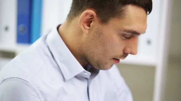 Hombre de negocios enojado llamando por teléfono en la oficina — Vídeos de Stock