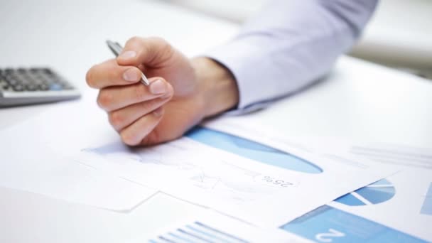 Businessman hands with calculator and papers — Stock Video