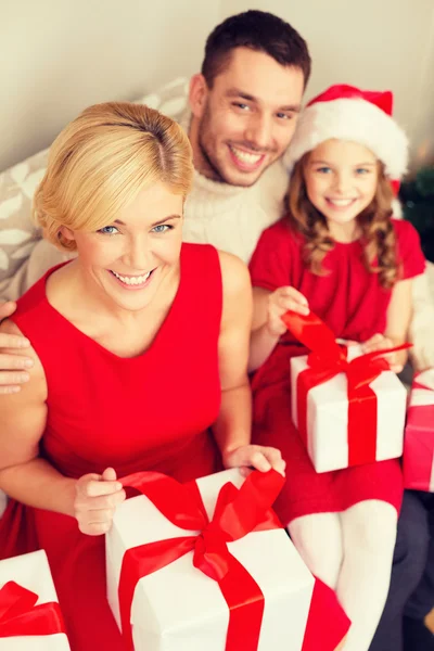 Família feliz abrir caixas de presente — Fotografia de Stock