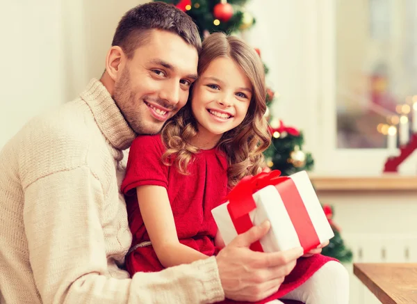 Sonriente padre e hija sosteniendo caja de regalo — Foto de Stock