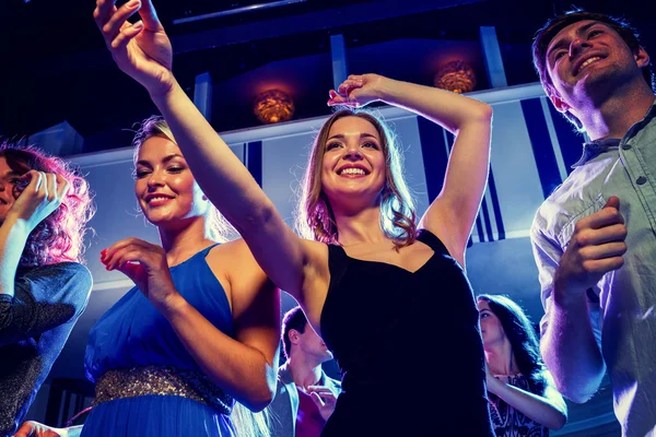 Amigos sonrientes bailando en el club —  Fotos de Stock