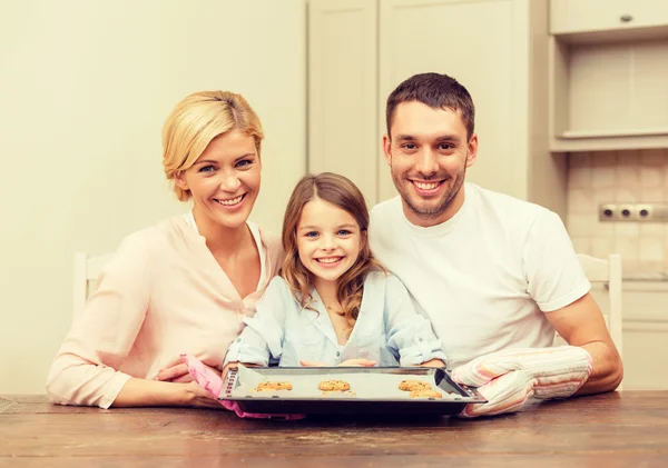 Glückliche Familie backt Plätzchen zu Hause — Stockfoto