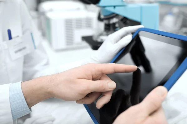 Close-up de cientistas mãos com tablet pc em laboratório — Fotografia de Stock