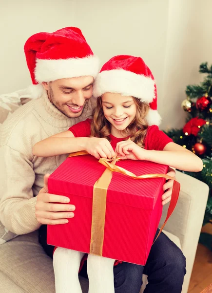 Sonriente padre e hija abriendo caja de regalo —  Fotos de Stock