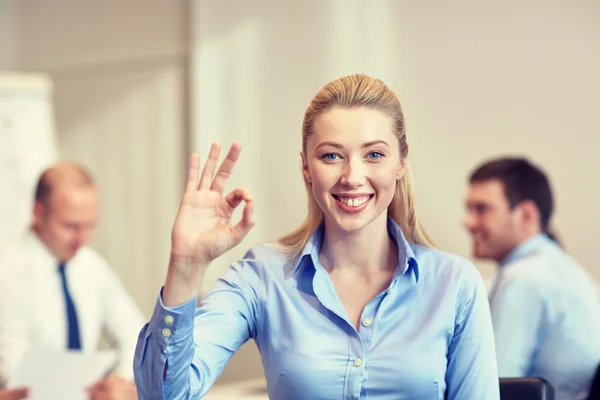 Groep van Glimlachende zakenmensen bijeenkomst in office — Stockfoto