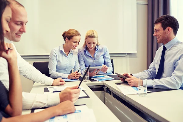 Glimlachende zakenmensen ontmoeten elkaar in functie — Stockfoto