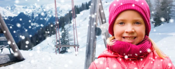 Feliz hermosa niña sobre fondo de invierno —  Fotos de Stock